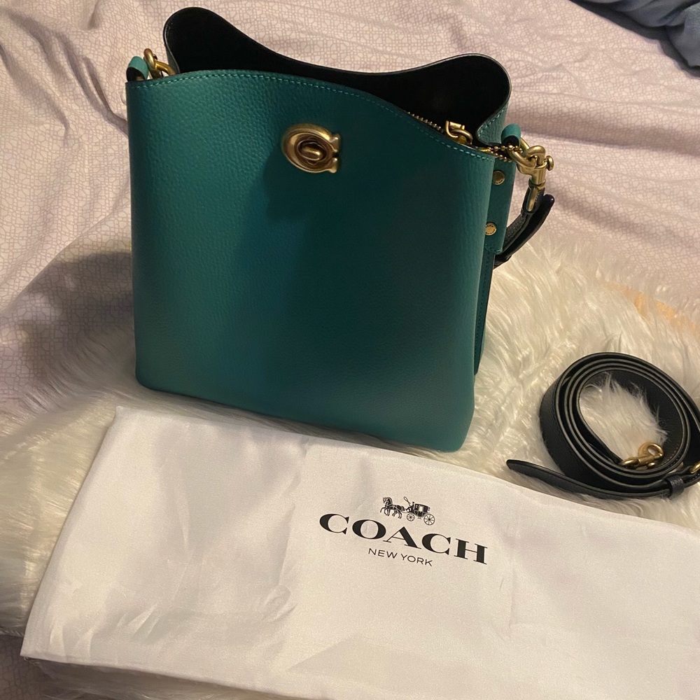 ⭐️SOLD⭐️Coach Willow Bucket bag in color block  - bright green